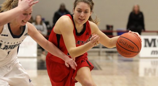 Carleton Ravens guard Stephanie Carr drives to the net on Saturday, January 20, 2018. The Stittsville native scored 13 points in leading the Ravens to a 100-44 victory over the Nipissing Lakers. photo by Mike Carroccetto / for Stittsville Central